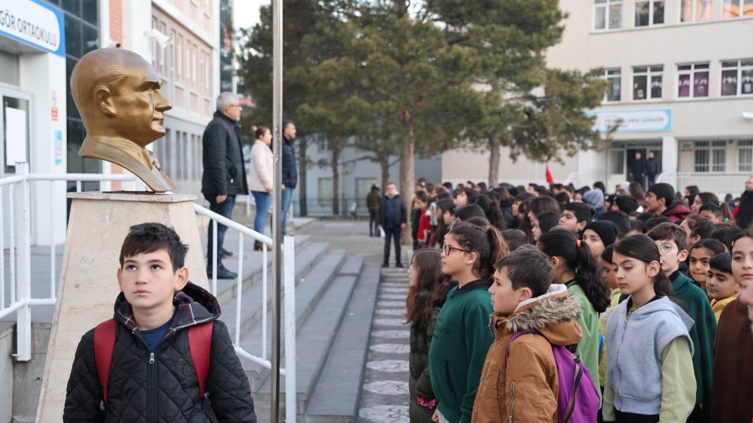 81 ilde 1 dakika hayat durdu. Okullarda şehit için saygı duruşu 32